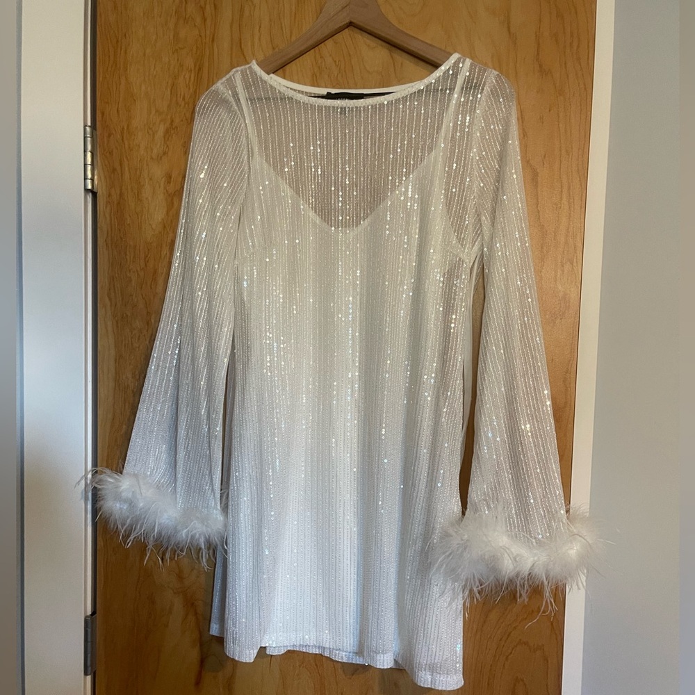 Perfect bridal dress with feathers!
